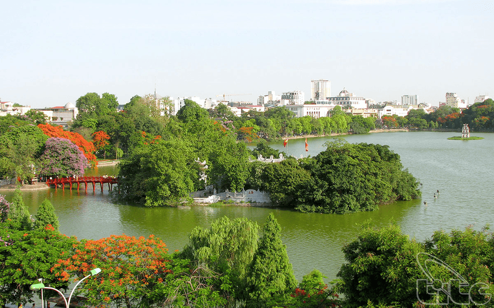 The bridge is designed in the traditional Vietnamese architectural style, with rows of gilded wooden pillars and curved tiled roofs (Source: VIET NAM NATIONAL AUTHORITY OF TOURISM)